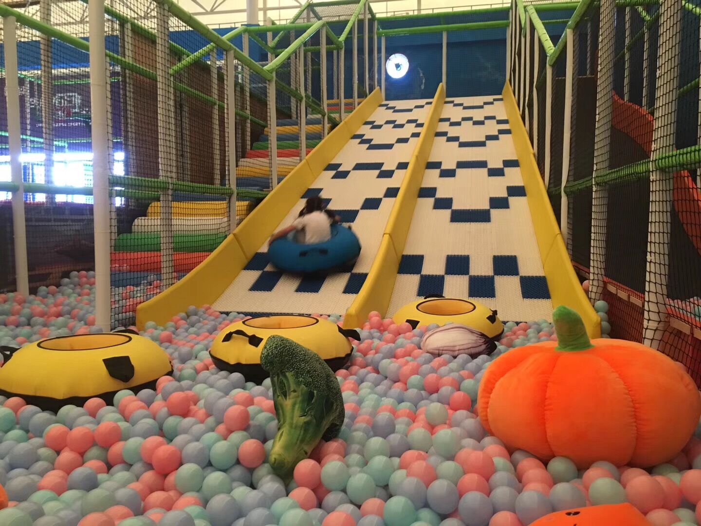 Donat Slide with Ball Pool