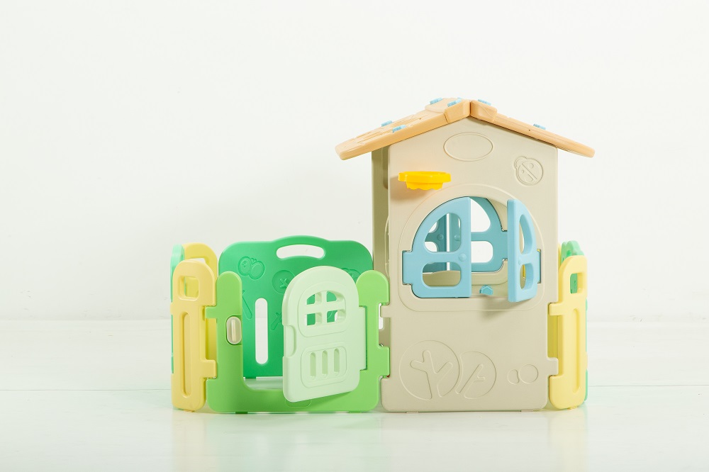 Kids Plastic Playhouse with Fence