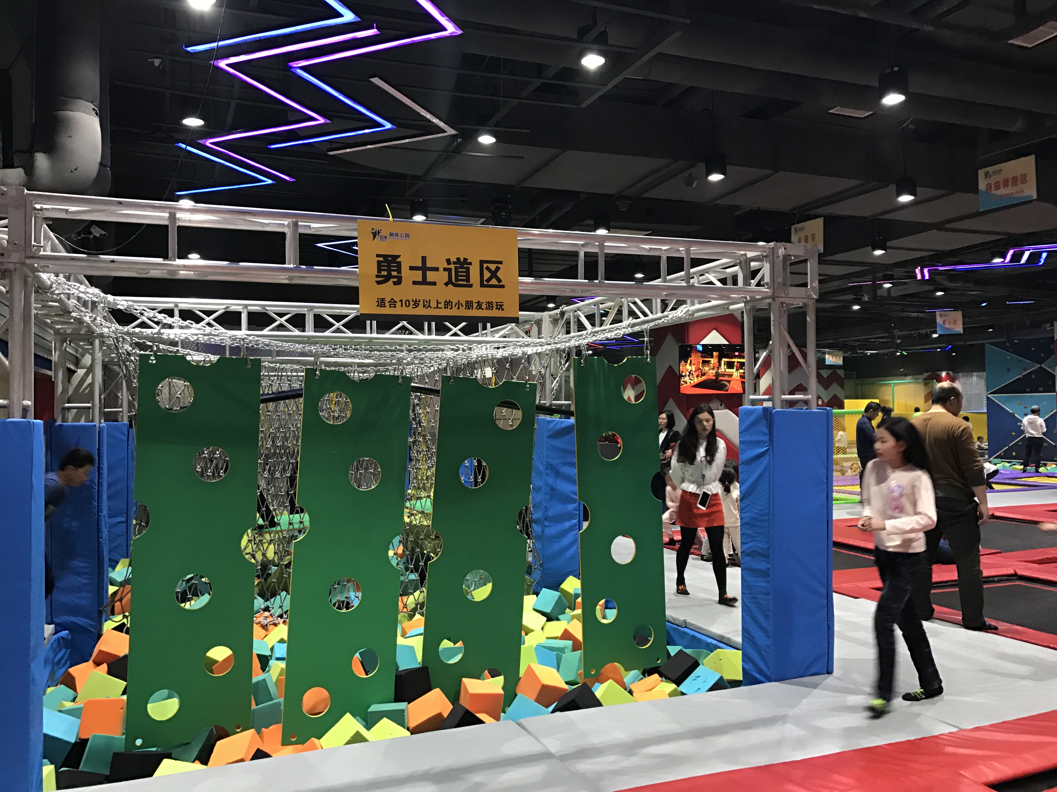 Precautions for playing climbing wall
